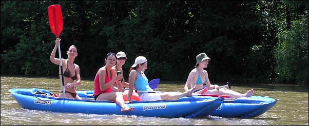 skupinová fotka splavu